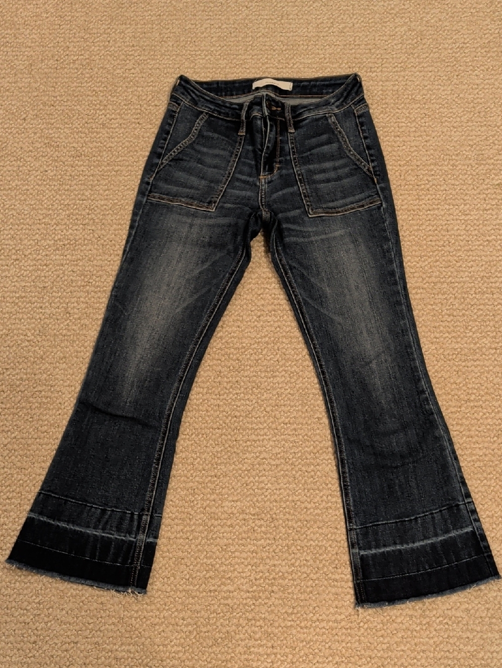 Hidden Jeans Cropped Dark Wash Ankle Jeans with Flared Frayed Bottom.